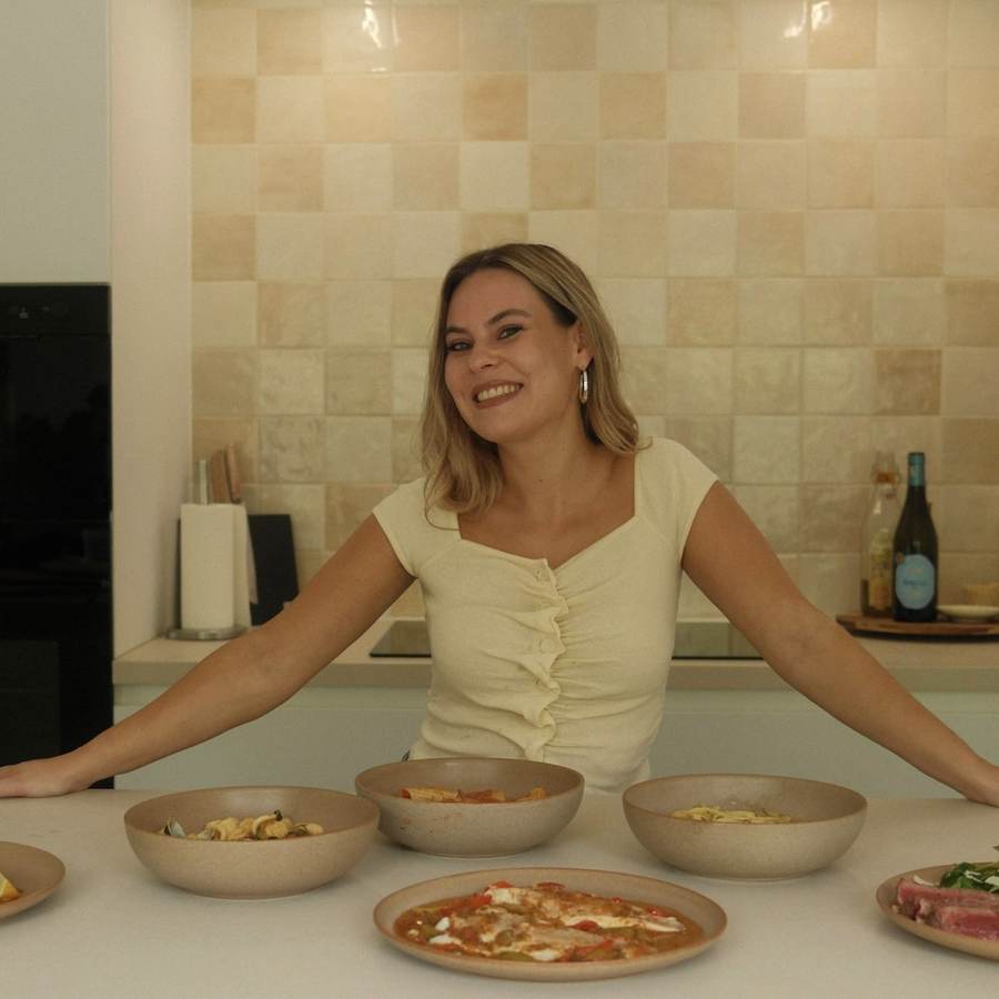 Dana serveert de gerechten